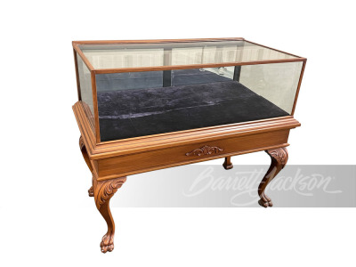 ELEGANT WOODEN CLAWED LEG SHOWROOM DISPLAY CASE.