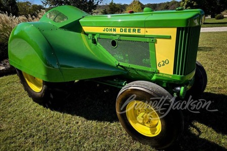 1957 JOHN DEERE 620 ORCHARD STREAMLINE TRACTOR